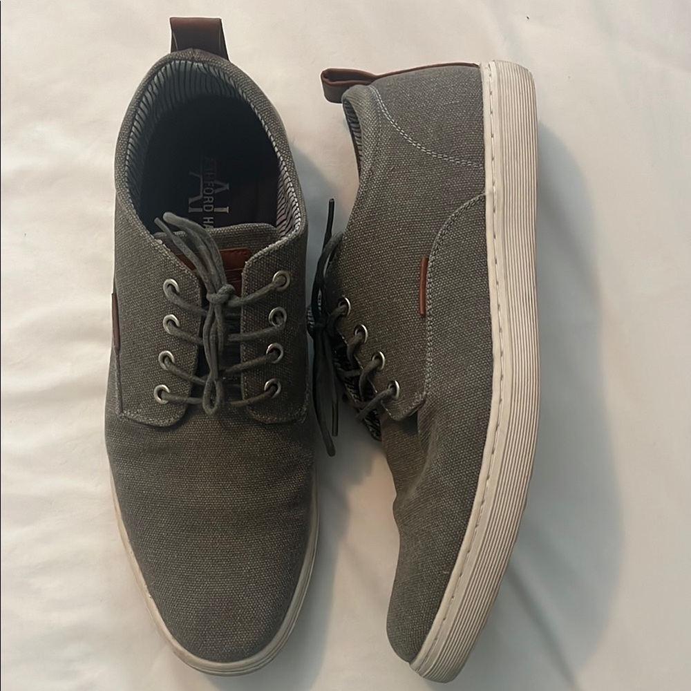 Gray Oxford Shoes with Minimalist Design and Lace-Up Style
